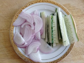 8、无骨鸡爪,小圆葱对切再切片，黄瓜切片。