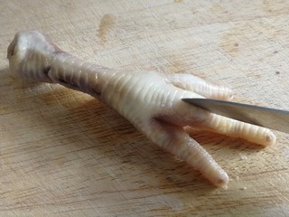 9、无骨鸡爪,冷冻过的鸡爪很Q弹，分别在几个指头背面竖划一刀。