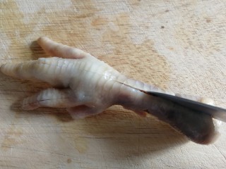 10、无骨鸡爪,从中指背面一直划到底部。