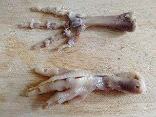 12、无骨鸡爪,指关节也同样向下掰，取出骨头。