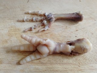 13、无骨鸡爪,正面还比较完整，冷冻过的鸡爪比较好去骨。