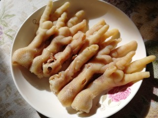 14、无骨鸡爪,全部去完骨的鸡爪。