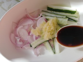 15、无骨鸡爪,碗里放入小圆葱，黄瓜片，蒜泥，2汤匙生抽。