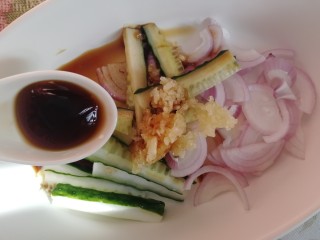 17、无骨鸡爪,半汤匙蚝油。