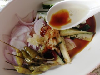 18、无骨鸡爪,放入适量泡椒，两汤匙泡椒汁。