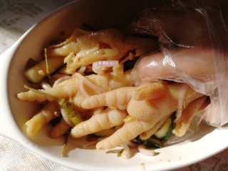 19、无骨鸡爪,放入鸡爪，抓匀。