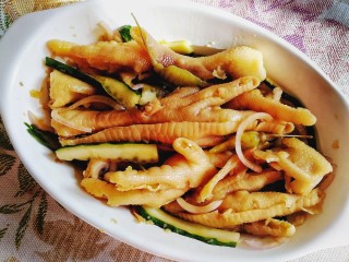 20、无骨鸡爪,腌制10分钟。