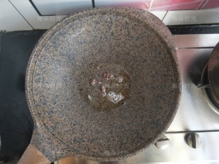 5、蒜香蒸茄子,炒锅内放油，放十来粒花椒炸一炸，然后把花椒粒捞出扔掉。这时候油温很高了，关火。