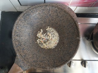 6、蒜香蒸茄子,把蒜泥倒进去，热油爆香。