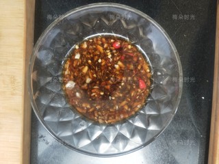 7、蒜香蒸茄子,把蒜泥盛到一个碗里，加生抽，米醋，香油，盐，鸡精，白胡椒粉。搅拌均匀。