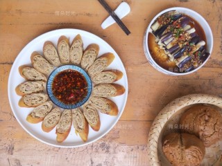 10、蒜香蒸茄子,我搭配了烟熏豆皮肉卷。红糖馒头做午餐。烟熏豆皮肉卷的做法可以在我的其他食谱中找到。