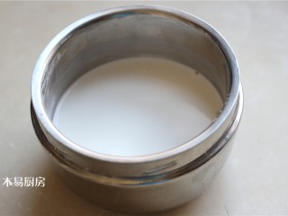 2、夏日小凉粉,将1杯豌豆淀粉和1杯清水混合，搅拌均匀至无颗粒的淀粉水。