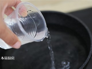 3、夏日小凉粉,取一口干净的锅，里面倒入6杯清水。