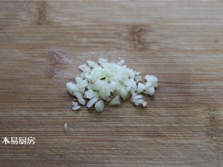 13、夏日小凉粉,大蒜拍扁，切成末，备用。