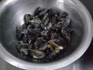 4、原汁贻贝,把所有的一次摘好，放入到盆中。