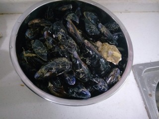 7、原汁贻贝,捞到另一个盆中后再接着洗。