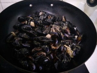 11、原汁贻贝,把洗净的海红放入锅中，加入姜和葱，盖上锅盖，开火煮。