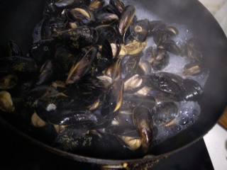 12、原汁贻贝,煮到基本开口掀锅盖。