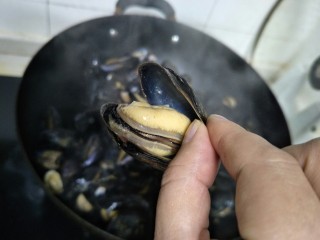 13、原汁贻贝,完全开口就可以关火了。