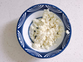 1、蚝油芥兰,准备适量蒜蓉