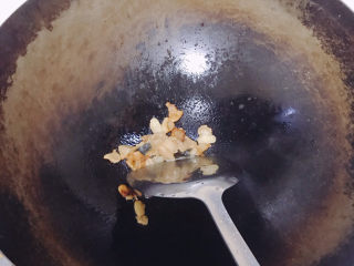 3、蚝油芥兰,锅里先下肥肉煎出油。用动物油炒青菜比较好吃。