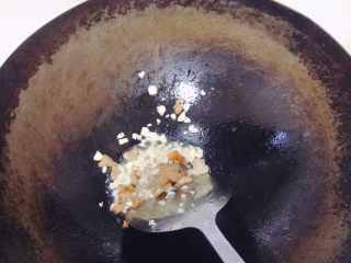 4、蚝油芥兰,然后下蒜蓉爆香