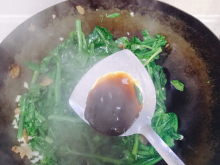 6、蚝油芥兰,炒芥兰变色就可以下耗油了。