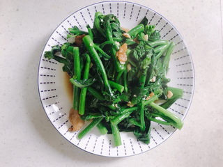 7、蚝油芥兰,翻炒均匀就可以出锅了。