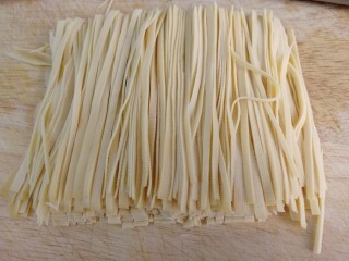 3、凉拌千张,切丝。