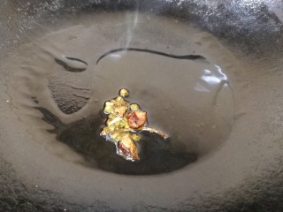 6、凉拌千张,放入麻椒大料小火炸香，关火晾凉。