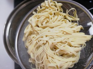 8、凉拌千张,捞出控水。