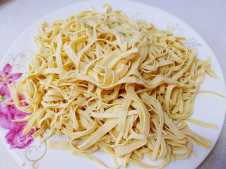 9、凉拌千张,把千张丝平铺盘子上，上下翻动散热晾凉。