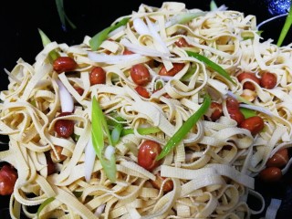 13、凉拌千张,上下翻拌均匀，洒上熟花生米即可。