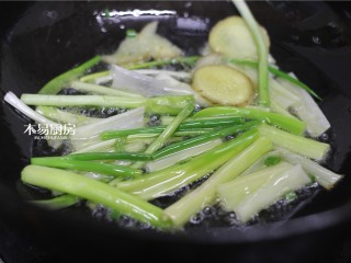 8、葱油鸡,锅内放少量食油，放入葱段和姜片，中小火炒出葱油，捞出葱姜不用，再将蒸鸡腿蒸出的汤汁倒入锅中，略煮一会儿。