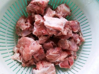 1、椰汁炖排骨,排骨切好洗净沥水