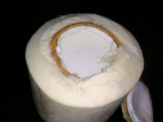 2、椰汁炖排骨,椰汁切一个缺口把椰汁倒入碗中，在把椰肉用勺子挖出来。