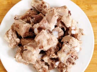 3、椰汁炖排骨,洗净好的排骨放入沸水锅中煮开去血水，用冷水冲洗。