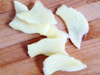 4、椰汁炖排骨,生姜切片