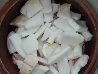 5、椰汁炖排骨,锅内放入少量油，把洗净好的排骨生姜片放入锅中翻炒，然后放少量清水煮沸，在放入椰肉和椰汁放入炖锅炖至2小时。