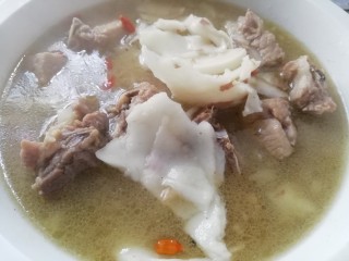 6、椰汁炖排骨,把炖好的排骨放入适量枸杞即可