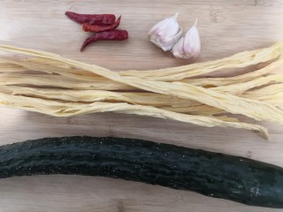 1、凉拌腐竹黄瓜,先准备好，所有食材