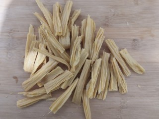 2、凉拌腐竹黄瓜,把干腐竹，干脆的时候，扳成小段