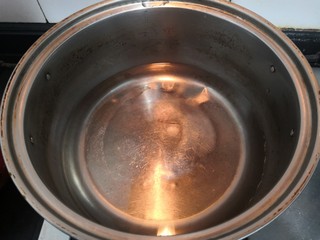 3、凉拌腐竹黄瓜,上锅，加入水，大火烧煮