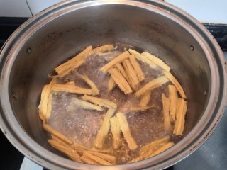 4、凉拌腐竹黄瓜,水开后，放入干腐竹