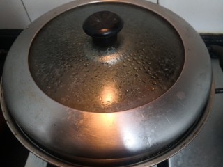 5、凉拌腐竹黄瓜,煮1分钟后，关火焖15分钟