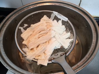 6、凉拌腐竹黄瓜,时间到后，捞出腐竹