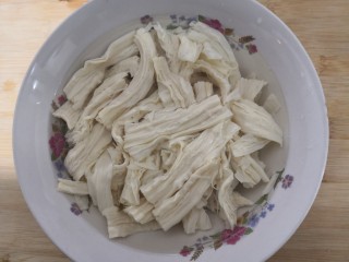 7、凉拌腐竹黄瓜,把腐竹，放入冷水中，过凉