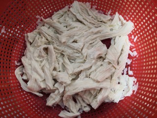 8、凉拌腐竹黄瓜,过凉后，把腐竹，沥干水份，备用