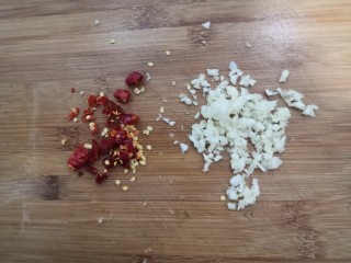 9、凉拌腐竹黄瓜,小米辣，洗干净，切小圈；蒜瓣，去皮洗干净，切沫，备用