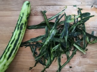 10、凉拌腐竹黄瓜,黄瓜，刨去大部分外皮，稍微留点青皮（这是个人习惯，不喜欢皮的，可以都去掉，喜欢皮的，可以直接，洗干净）